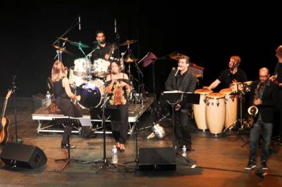 Miniature DJ Pantin (Seine-Saint-Denis) - Frontiere Live #7 Un groupe de musiciens joue sur scène, avec une chanteuse, un accordéoniste, un saxophoniste et un pianiste.