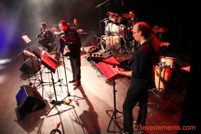 Miniature DJ Pantin (Seine-Saint-Denis) - Frontiere Live #8 Un groupe de musiciens joue sur scène, avec une chanteuse, un accordéoniste, un saxophoniste et un pianiste.