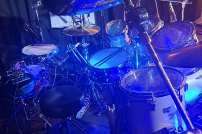 Miniature DJ Pantin (Seine-Saint-Denis) - Frontiere Live #22 Un groupe de musiciens joue sur scène, avec une chanteuse, un accordéoniste, un saxophoniste et un pianiste.