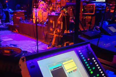 Miniature DJ Pantin (Seine-Saint-Denis) - Frontiere Live #26 Un groupe de musiciens joue sur scène, avec une chanteuse, un accordéoniste, un saxophoniste et un pianiste.