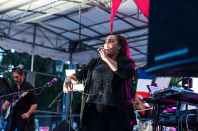 Miniature DJ Pantin (Seine-Saint-Denis) - Frontiere Live #32 Un groupe de musiciens joue sur scène, avec une chanteuse, un accordéoniste, un saxophoniste et un pianiste.