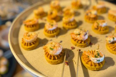 Tranches d'orange garnies de groseilles, pétales de fleurs, amandes effilées et feuilles de menthe dans une assiette.