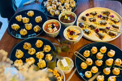 Tranches d'orange garnies de groseilles, pétales de fleurs, amandes effilées et feuilles de menthe dans une assiette.