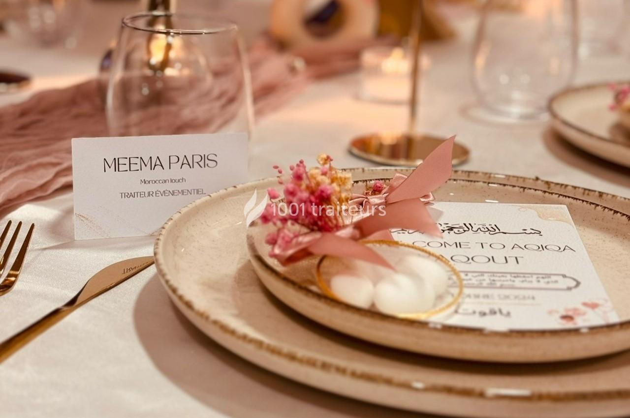 Carte de bienvenue et décoration florale posées sur une assiette en céramique, dans un cadre de table élégamment dressé.