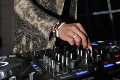 Miniature DJ Saint-Julien-de-Concelles (Loire-Atlantique) - JennyJazz #3 Femme concentrée, portant une robe claire, devant un mur en pierre texturée sous un éclairage violet.