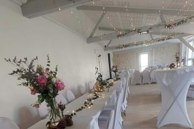 Miniature DJ Saint-Julien-de-Concelles (Loire-Atlantique) - JennyJazz #8 Femme concentrée, portant une robe claire, devant un mur en pierre texturée sous un éclairage violet.