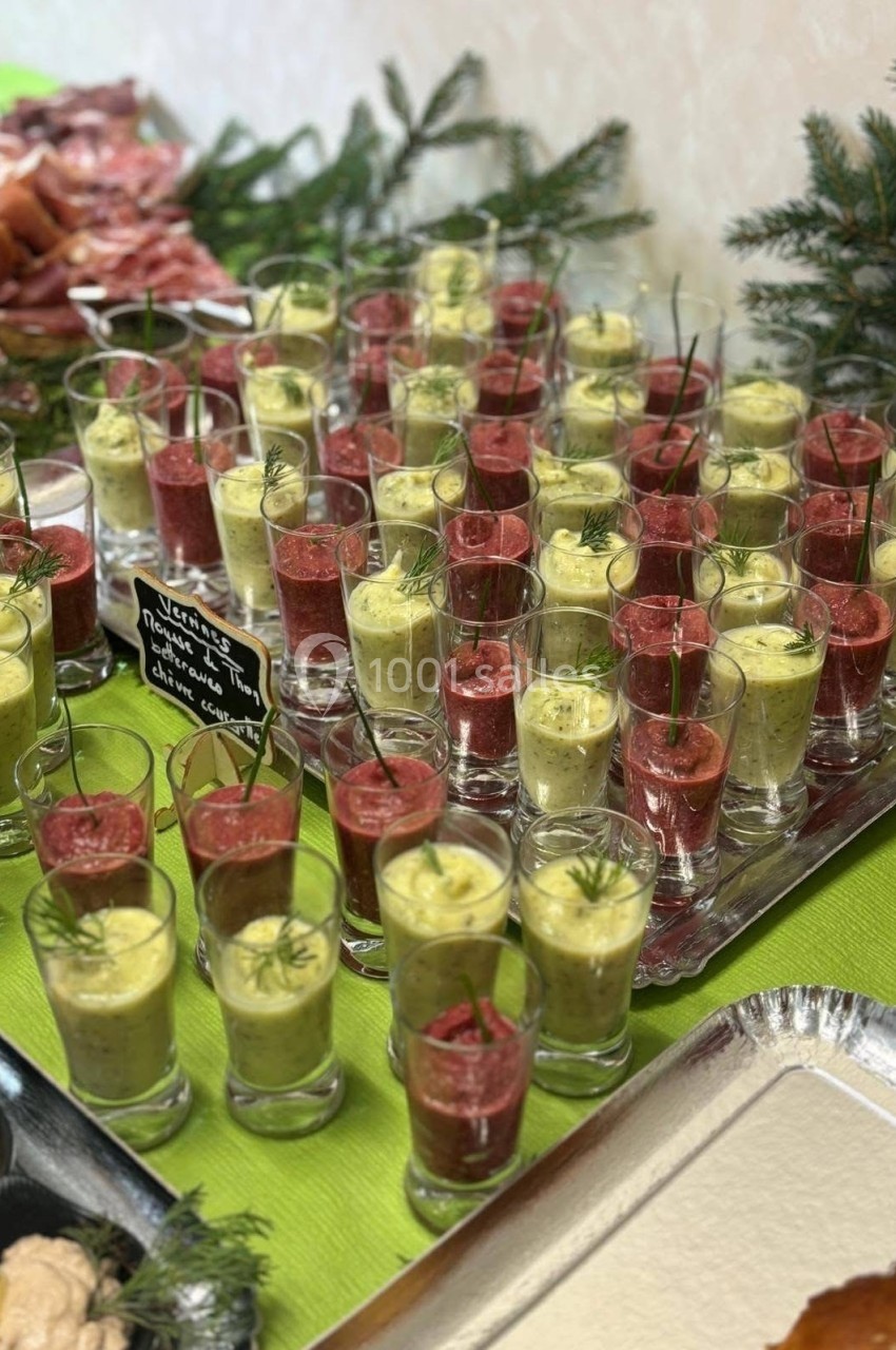 Verrines colorées de mousse verte et rouge garnies d'aneth, présentées sur un plateau lors d'un buffet.