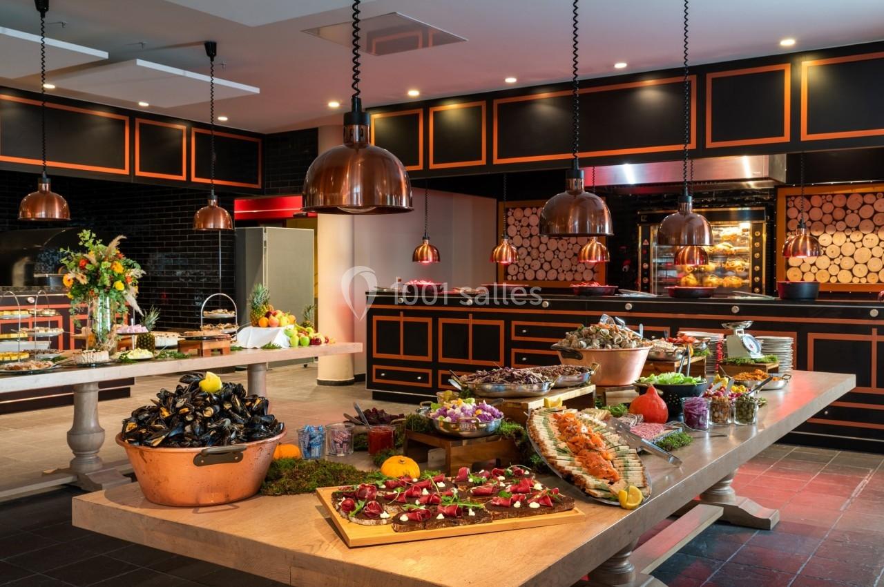 Buffet gastronomique avec fruits de mer, plats variés et décoration élégante dans une salle lumineuse.