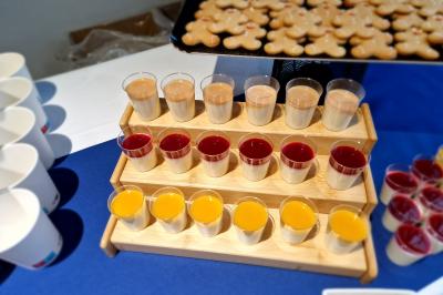 Miniature Traiteur Grigny (Essonne) - LCG Traiteur #6 Plat dressé avec une base de viande effilochée, purée de pommes de terre, feuilles de salade et sauce en décoration.