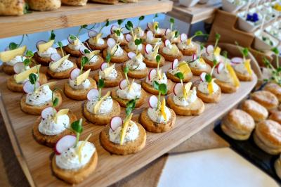 Miniature Traiteur Grigny (Essonne) - LCG Traiteur #9 Plat dressé avec une base de viande effilochée, purée de pommes de terre, feuilles de salade et sauce en décoration.