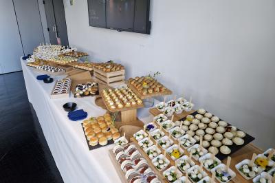 Miniature Traiteur Grigny (Essonne) - LCG Traiteur #18 Plat dressé avec une base de viande effilochée, purée de pommes de terre, feuilles de salade et sauce en décoration.