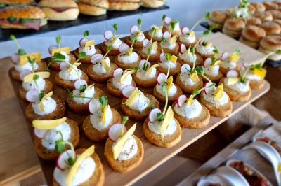 Miniature Traiteur Grigny (Essonne) - LCG Traiteur #21 Plat dressé avec une base de viande effilochée, purée de pommes de terre, feuilles de salade et sauce en décoration.