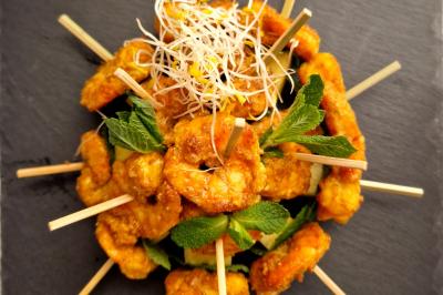 Miniature Traiteur Grigny (Essonne) - LCG Traiteur #25 Plat dressé avec une base de viande effilochée, purée de pommes de terre, feuilles de salade et sauce en décoration.