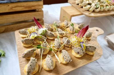 Miniature Traiteur Grigny (Essonne) - LCG Traiteur #31 Plat dressé avec une base de viande effilochée, purée de pommes de terre, feuilles de salade et sauce en décoration.