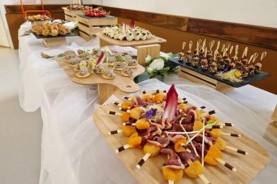 Miniature Traiteur Grigny (Essonne) - LCG Traiteur #34 Plat dressé avec une base de viande effilochée, purée de pommes de terre, feuilles de salade et sauce en décoration.