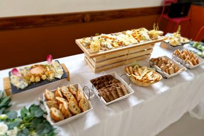 Miniature Traiteur Grigny (Essonne) - LCG Traiteur #38 Plat dressé avec une base de viande effilochée, purée de pommes de terre, feuilles de salade et sauce en décoration.