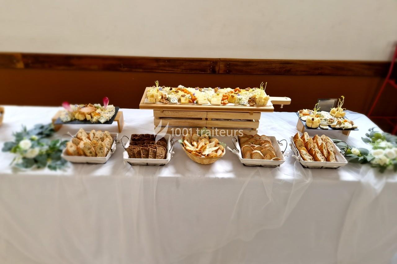 Buffet de desserts variés disposés sur une table blanche avec des décorations florales.