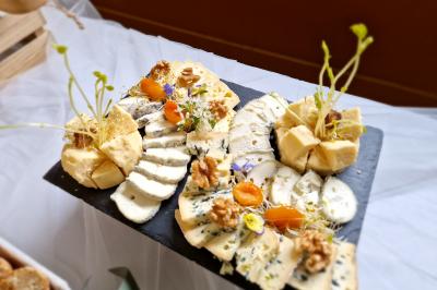 Miniature Traiteur Grigny (Essonne) - LCG Traiteur #40 Plat dressé avec une base de viande effilochée, purée de pommes de terre, feuilles de salade et sauce en décoration.