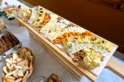 Miniature Traiteur Grigny (Essonne) - LCG Traiteur #41 Plat dressé avec une base de viande effilochée, purée de pommes de terre, feuilles de salade et sauce en décoration.