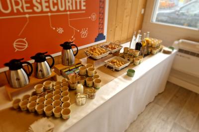 Miniature Traiteur Grigny (Essonne) - LCG Traiteur #48 Plat dressé avec une base de viande effilochée, purée de pommes de terre, feuilles de salade et sauce en décoration.