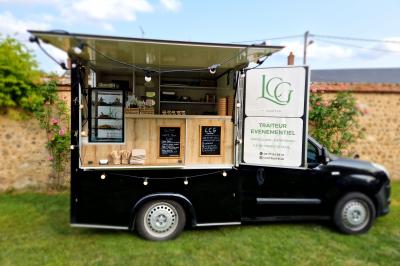 Miniature Traiteur Grigny (Essonne) - LCG Traiteur #62 Plat dressé avec une base de viande effilochée, purée de pommes de terre, feuilles de salade et sauce en décoration.