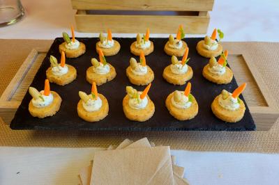 Miniature Traiteur Grigny (Essonne) - LCG Traiteur #65 Plat dressé avec une base de viande effilochée, purée de pommes de terre, feuilles de salade et sauce en décoration.