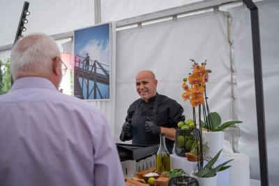 Miniature Animation plancha Plat dressé avec une base de viande effilochée, purée de pommes de terre, feuilles de salade et sauce en décoration.