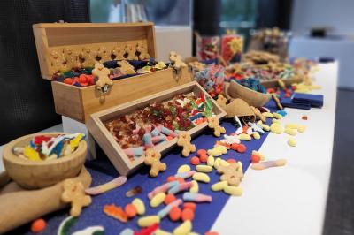 Miniature Candy Bar Plat dressé avec une base de viande effilochée, purée de pommes de terre, feuilles de salade et sauce en décoration.