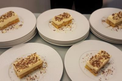 Miniature Douceur de poire mascarpone et biscuit aux amandes Plat dressé avec une base de viande effilochée, purée de pommes de terre, feuilles de salade et sauce en décoration.