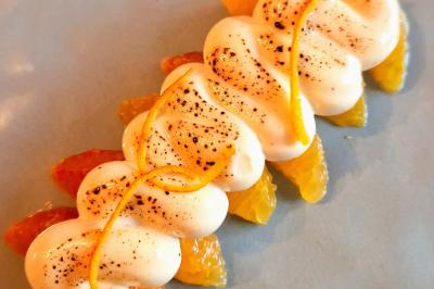 Miniature Sabayon brûlé aux oranges sanguines Plat dressé avec une base de viande effilochée, purée de pommes de terre, feuilles de salade et sauce en décoration.