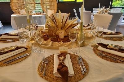 Miniature Location salle Péruwelz (Hainaut) - Le Domaine d'Arondeau #35 Assiette de mets variés avec saumon fumé, légumes et citron, servie sur une table dressée avec couverts et verres.