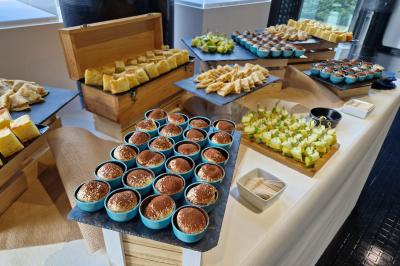 Plat dressé avec une base de viande effilochée, purée de pommes de terre, feuilles de salade et sauce en décoration.
