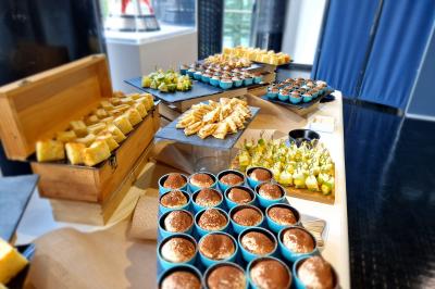 Plat dressé avec une base de viande effilochée, purée de pommes de terre, feuilles de salade et sauce en décoration.