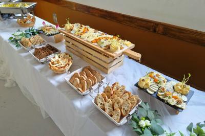 Plat dressé avec une base de viande effilochée, purée de pommes de terre, feuilles de salade et sauce en décoration.