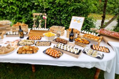 Plat dressé avec une base de viande effilochée, purée de pommes de terre, feuilles de salade et sauce en décoration.