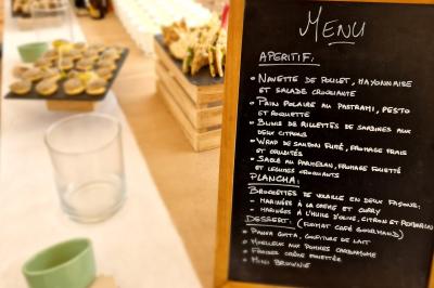 Plat dressé avec une base de viande effilochée, purée de pommes de terre, feuilles de salade et sauce en décoration.