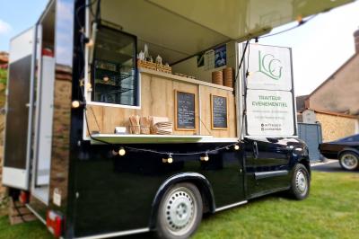 Plat dressé avec une base de viande effilochée, purée de pommes de terre, feuilles de salade et sauce en décoration.