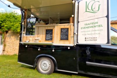 Plat dressé avec une base de viande effilochée, purée de pommes de terre, feuilles de salade et sauce en décoration.