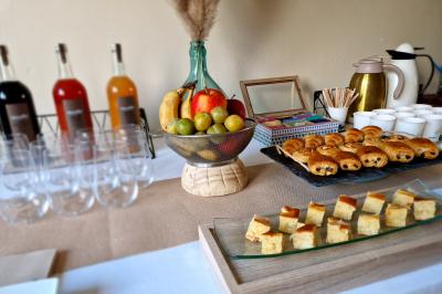 Plat dressé avec une base de viande effilochée, purée de pommes de terre, feuilles de salade et sauce en décoration.