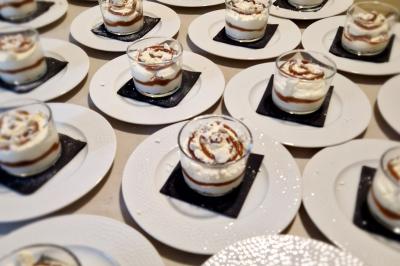 Plat dressé avec une base de viande effilochée, purée de pommes de terre, feuilles de salade et sauce en décoration.