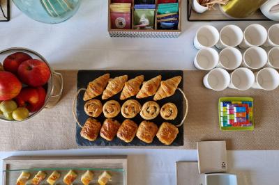 Plat dressé avec une base de viande effilochée, purée de pommes de terre, feuilles de salade et sauce en décoration.