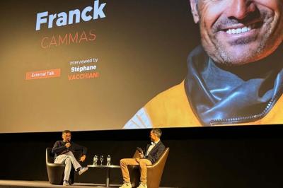 Miniature Les Talents d'Espaces Réceptifs #1 Deux hommes souriants posent à l'extérieur, l'un tenant un skateboard noir et blanc devant un bâtiment moderne.