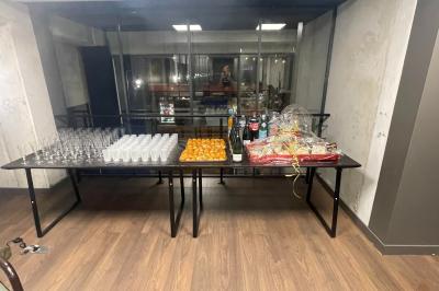 Salle de quiz interactive avec plusieurs bornes équipées d'écrans tactiles et de buzzers jaunes.