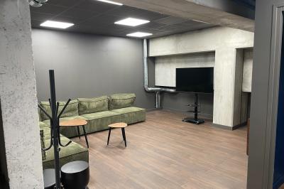 Salle de quiz interactive avec plusieurs bornes équipées d'écrans tactiles et de buzzers jaunes.