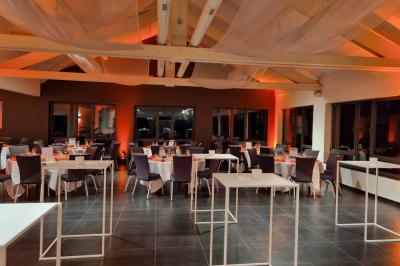 Quatre voitures sportives colorées alignées sur un parking en plein air, entourées de verdure.