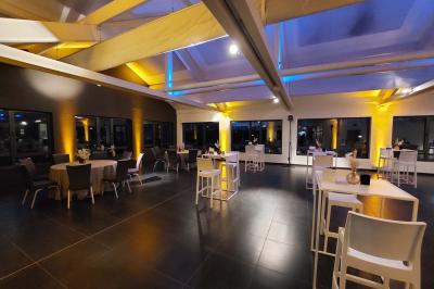 Quatre voitures sportives colorées alignées sur un parking en plein air, entourées de verdure.