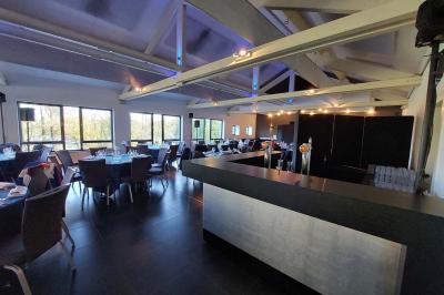 Quatre voitures sportives colorées alignées sur un parking en plein air, entourées de verdure.