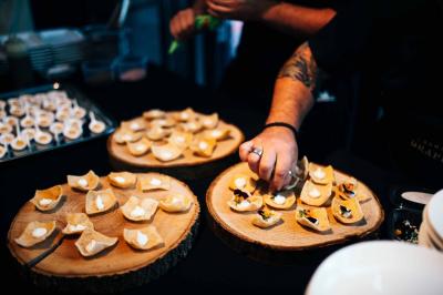 Quatre voitures sportives colorées alignées sur un parking en plein air, entourées de verdure.