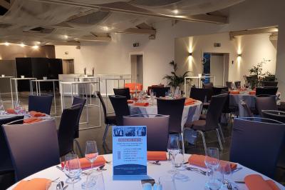 Quatre voitures sportives colorées alignées sur un parking en plein air, entourées de verdure.