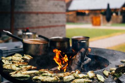 Quatre voitures sportives colorées alignées sur un parking en plein air, entourées de verdure.